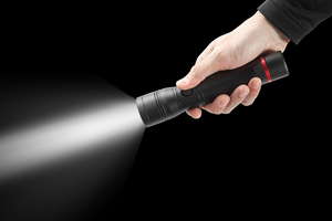 Gen-2 2C Cuerpo de aluminio IP66 Linterna industrial impermeable para exteriores 610 lúmenes LED Enfoque ajustable y batería alcalina de haz - Product Image 3