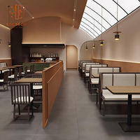 Café à manger Tables carrées en bois avec bases en métal, chaises de restaurant en cuir et ensemble de meubles de banquette de canapé de café