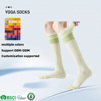 Vente en gros logo personnalisé haute qualité athlétique femmes filles Yoga Pilates genou haut professionnel serviette-semelle Compression chaussettes de sport