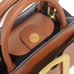 Sac à bandoulière carré en cuir véritable style français pour femme, avec fermeture éclair et boucle de ceinture, nouvelle collection 2026, design de niche haut de gamme et tendance - Product Image 6