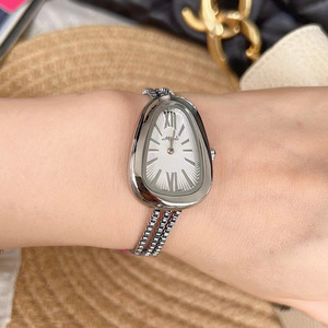 <span class=keywords><strong>Orologio</strong></span> al Quarzo di Lusso da <span class=keywords><strong>Donna</strong></span> Aimgal, Nuovo Quadrante Romano con Testa di Serpente, <span class=keywords><strong>Cinturino</strong></span> in Metallo Retrò con Fibbia in <span class=keywords><strong>Acciaio</strong></span> Inossidabile - Product Image 5