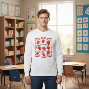 Camiseta de manga larga con estampado de fresa de Speech Therapy Is My Jam, para logopedistas - Product Image 3