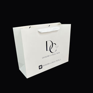 Bolsas de Papel Blancas Personalizadas con Estampado en Caliente Negro - Bolsas de Papel de Lujo con Asas de Cinta Texturizada para Invitados de Boda - Product Image 3