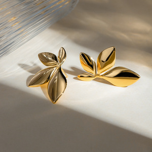 <span class=keywords><strong>Pendientes</strong></span> antialérgicos de hoja de oro giratorio Vintage Ins para mujer, <span class=keywords><strong>pendientes</strong></span> de hoja de acero inoxidable chapados en oro de 18 quilates para banquete - Product Image 4