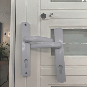 Juego de Manijas para Puerta de Entrada de Aleación de Aluminio Blanco de 85 mm, Diseño Moderno, Directo de Fábrica, con Palanca de Inclinación y Giro - Product Image 6