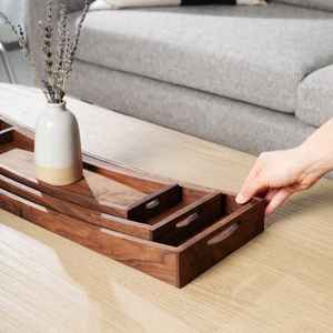 Assiettes en bois d'acacia et de manguier naturel avec plateau de service artisanal assorti, conçues pour une restauration écologique et intemporelle - Product Image 3