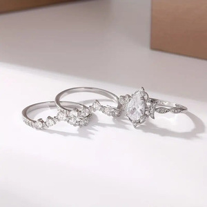 Set di Tre Anelli Scintillanti con Corona e Zircone a Goccia per Donne, Gioielli per Matrimonio e Fidanzamento - Product Image 5