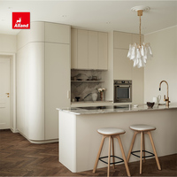 Cuisine moderne Alland en chêne laqué blanc crème mat avec îlot incurvé pour une cuisine contemporaine de luxe