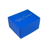Caja de Envío Azul Personalizada con Logotipo Estampado en Plata para Perfumes, Fabricada con Cartón Corrugado Tipo E, Ideal para Suscripciones de Fragancias