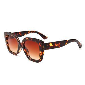 Vidrio listo para enviar <span class=keywords><strong>en</strong></span> <span class=keywords><strong>stock</strong></span> nueva llegada colorido señoras fuera UV400 lentes de gran tamaño marco cuadrado gafas de sol - Product Image 3