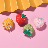 Vente en gros de perles en silicone en forme de fraise pour bébé chaîne de tétine créative en gomme fruit avec petit trou accessoires de décoration artisanale pour bricolage