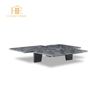 Table basse de salon de designer italien minimaliste, en dalle de marbre de forme spéciale, modèle personnalisé pour maison individuelle