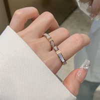 Bague en acier titane hypoallergénique anti-ternissement à longue tenue de couleur avec 3 zircons et coquille blanche, élégant bijou de doigt pour couple