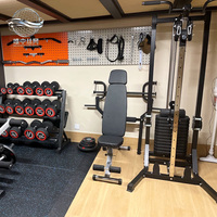 Panneau mural perforé pour rangement et présentation d'équipements de fitness à domicile : bandes de résistance et haltères