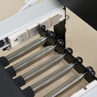 Reformer de Pilates en aluminium et bois au design moderne avec rembourrage confortable, résistance réglable et système de poulies silencieux
