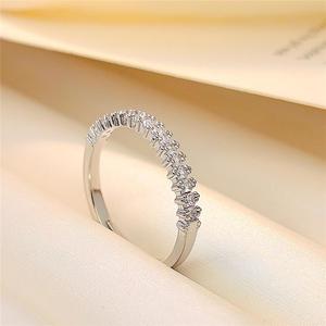 Anello Aperto Intrecciato di Tendenza per Donne, Gioiello Minimalista da Dito - Product Image 5