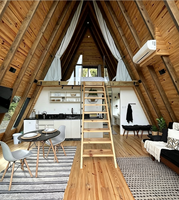 Villa de luxe en structure acier A-frame avec panneaux sandwich, design scandinave, étanche et alimentée à l'énergie solaire, idéale pour les voyages