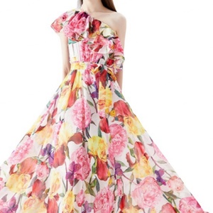 เดรสยาวผู้หญิงสำหรับฤดูร้อนใหม่ แบบไหล่เดียว แขนกุด ลายดอกไม้เล็กๆ ผ้าชีฟองทอลายใบบัว สไตล์ลำลองธรรมชาติ - Product Image 2