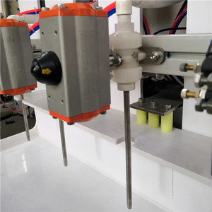 Machine <span class=keywords><strong>de</strong></span> remplissage chimique semi-automatique PLC pour la manipulation <span class=keywords><strong>de</strong></span> bouteilles en plastique <span class=keywords><strong>de</strong></span> boissons, <span class=keywords><strong>de</strong></span> détergents liquides, d'<span class=keywords><strong>eau</strong></span> <span class=keywords><strong>de</strong></span> <span class=keywords><strong>Javel</strong></span> et <span class=keywords><strong>de</strong></span> substances acides corrosives - Product Image 5