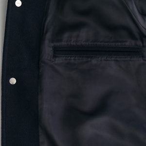 Chaqueta Varsity Personalizada de Alta Calidad para Hombre, Cortavientos, Transpirable, con Cuello Alto, Logotipo Frontal, Estilo Urbano para Invierno - Product Image 4