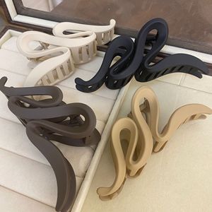 En stock Grande <span class=keywords><strong>pince</strong></span> à cheveux en plastique PC en cristal brun <span class=keywords><strong>Prix</strong></span> de <span class=keywords><strong>crabe</strong></span> bon marché Accessoires Vente en gros Artstar pour jeunes femmes Grille à cheveux - Product Image 2