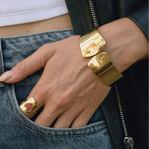 Brazalete Unisex en Tono Dorado con Cierre de Resorte para Regalo - Product Image 2