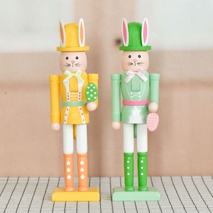 Casse-noix Lapin Jaune-vert Lumineux Fait Main 30 cm – Décoration de Bureau pour Fête et Festival - Product Image 1