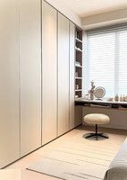 Armoire en bois sur mesure avec portes battantes, coiffeuse, rangement modulaire et tiroirs à fermeture amortie