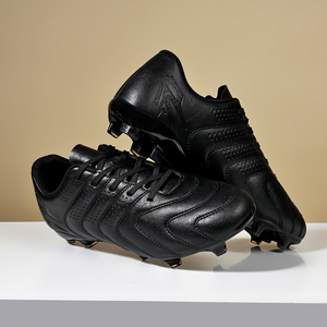 Venta al por mayor de fábrica: Zapatillas de fútbol personalizadas de caña baja FG con <span class=keywords><strong>tacos</strong></span> largos <span class=keywords><strong>para</strong></span> césped <span class=keywords><strong>artificial</strong></span>, antideslizantes y con protección efectiva <span class=keywords><strong>para</strong></span> el tobillo. - Product Image 1