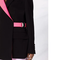 Blazer rose à manches longues et à revers en satin fabrication sur mesure pour le bureau veste pour femmes à boucle déconstruite en blocs de couleurs