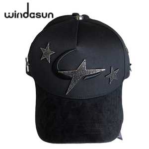 Cappello da camionista a 5 pannelli con visiera larga in pelle scamosciata, stile Racing X Corridos Tumbados X Ct con logo in metallo, disponibile all'ingrosso - Product Image 6