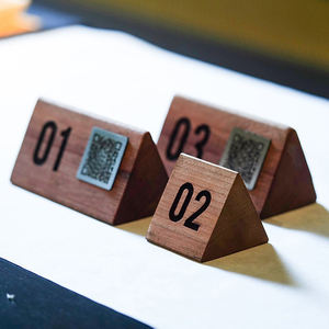 Vente en gros de supports de numéros de table en bois signe d'affichage de code QR pour les mariages et l'hôtel - Product Image 1