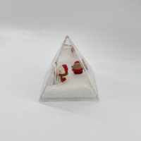 Papeterie liquide colorée avec de jolis flotteurs, porte-stylo décoratif transparent en forme de pyramide avec des cerfs et des bonhommes de neige