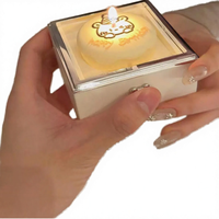 Cadeau idéal pour la fête des mères et les anniversaires : Boîte cadeau gâteau-ours avec anneau rotatif pour votre petite amie, boîte à bijoux rotative en forme de gâteau-ours