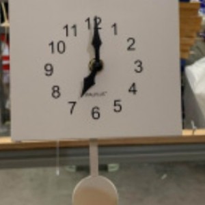 Horloge murale rectangulaire à quartz, fonctionnant sur piles, silencieuse, design minimaliste, en plastique, numéro de pièce T62 - Product Image 1