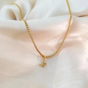 Collana eManco Minimalista con Ciondolo a Lettera Portafortuna in Acciaio Inossidabile Color Oro, Accessorio Essenziale Casual da Donna per Appuntamenti - Product Image 5