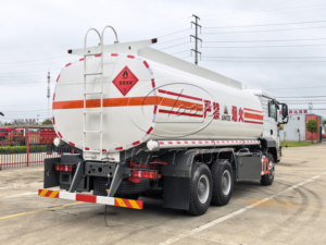 Camión Cisterna Diésel HOWO 6X4, Capacidad de 31-40T, Almacenamiento de Productos Químicos de 15001-30000L, Transmisión Manual - Product Image 4