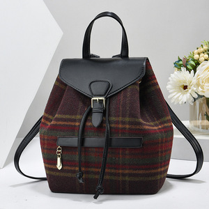 Sac à dos en cuir avec motif lettres, boucle décorative rouge, sangle amovible fermée, capacité moyenne, utilisation quotidienne en toutes saisons - Product Image 4