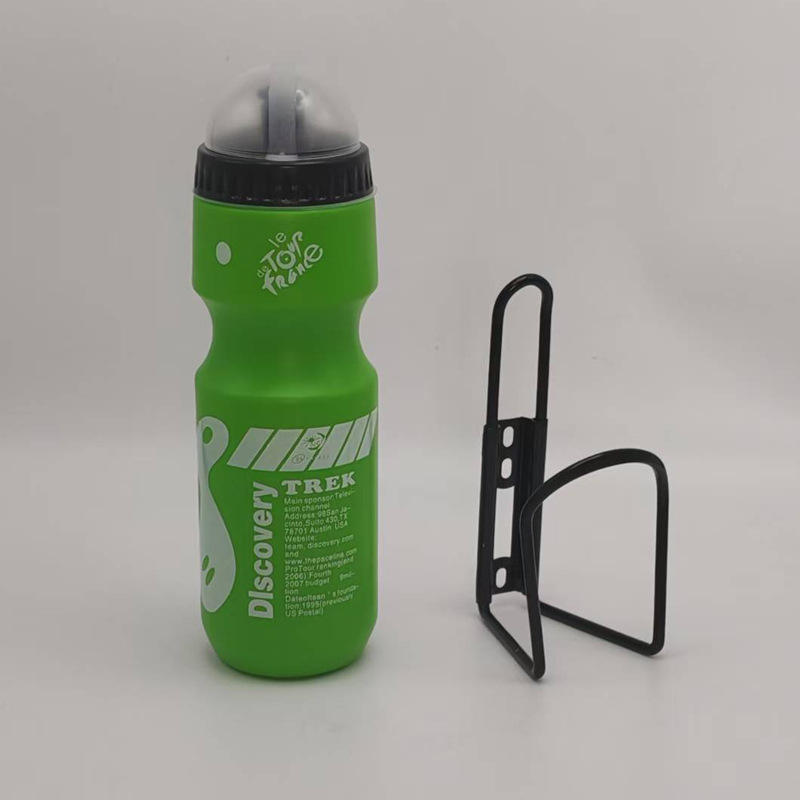 ที่วางขวดน้ำสีเขียวและสีดำ