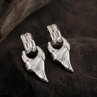 Boucles d'oreilles pendantes sculpturales abstraites plaquées or 18 carats, boucles d'oreilles en métal texturé irrégulier pour femmes, bijoux tendance