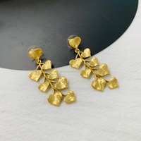 Pendientes de Plata con Baño de Oro, Diseño de Hoja y Flor, con Forma de Corazón de Durazno