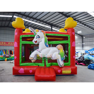 Château gonflable de style maison de rebond pour enfants sur le thème de la licorne de couleur pastel recouvert de décorations d'ailes en forme d'étoile - Product Image 1