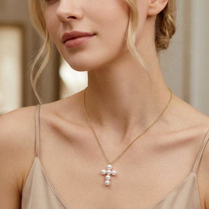 Collar con Colgante de Cruz Chapado en Oro de Acero Inoxidable con Cuentas Redondas de Perla, Joyería Clásica para Mujer - Product Image 3