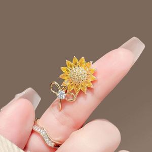 Broches élégantes en alliage pour femmes, motif tournesol, avec boucle anti-exposition, petites, mignonnes, accessoires de corsage pour décolleté, motif abeille en strass de cristal - Product Image 3