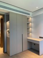 Armoire en bois sur mesure et bureau d'angle avec étagère de style minimaliste pour chambre à coucher