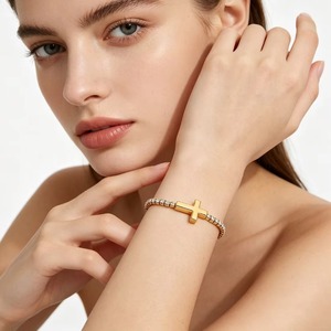 Bracelet chaîne tennis minimaliste en acier inoxydable hypoallergénique avec croix centrale en cristal pour femme, bijou de déclaration quotidien, cadeau - Product Image 5