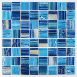 Azulejo de mosaico para piscina de vidro com desconto Quadrado Hot Melt Ocean Sea Blue Wave brilhante e colorido