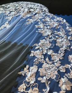 क्वींस गाउन दुल्हन घूंघट के साथ नाजुक प्रशंसक आकार फूल कढ़ाई फीता घूंघट बाल कंघी कैथेड्रल की लंबाई - Product Image 4