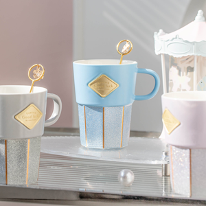 Taza de Café de Cerámica con Diseño de Dibujos Animados, Borde Dorado, Asa con Placa de Identificación, Capacidad de 320 ml, Apta para Fiestas, con Cuchara, Apta para Lavavajillas y Microondas - Product Image 3