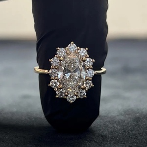 Bague de fiançailles et d'anniversaire de luxe pour femme en or 18 carats, sertie d'un diamant ovale de laboratoire certifié IGI - Product Image 3